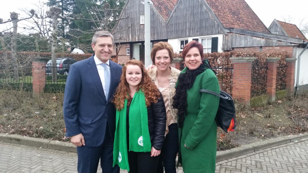 CDJATwente's tweet photo. Ons nieuw @CDAHaaksbergen-lid op de foto met @sybrandbuma en @Moniekkleinsman tijdens de #CDA Twente-tour! @JudithL20 http://t.co/4mSfZPaahP