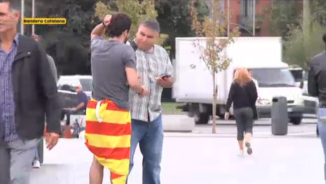 GuasabiTV's tweet photo. Madrid, sin ropa interior y con una bandera catalana tapándole las vergüenzas> http://t.co/kSwzjwiukl http://t.co/kMAfHHjmYs