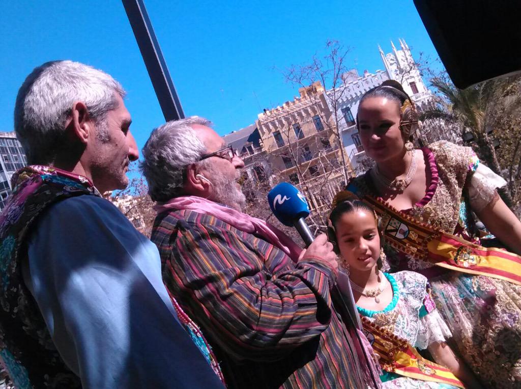 FallesDenia's tweet photo. Carla i Candela han acudit aquest mig dia al balcó de l'Ajuntament de #València per gaudir de la #mascletà #falles http://t.co/wD2qZOxbNM