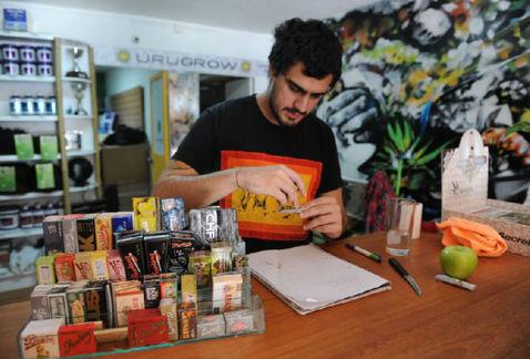 NoticiasNvoLeon's tweet photo. Farmacias de Uruguay venderán mariguana antes de fin de año http://t.co/pMEg25c5XK http://t.co/AEpEKvZkYz