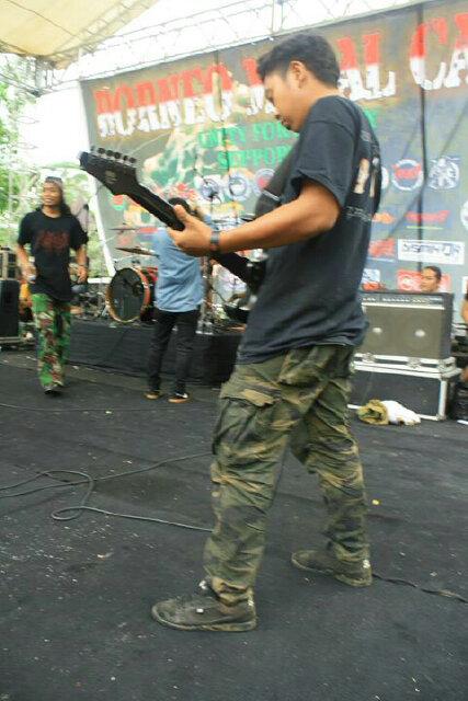 Sang gitaris tanpa ekspresi