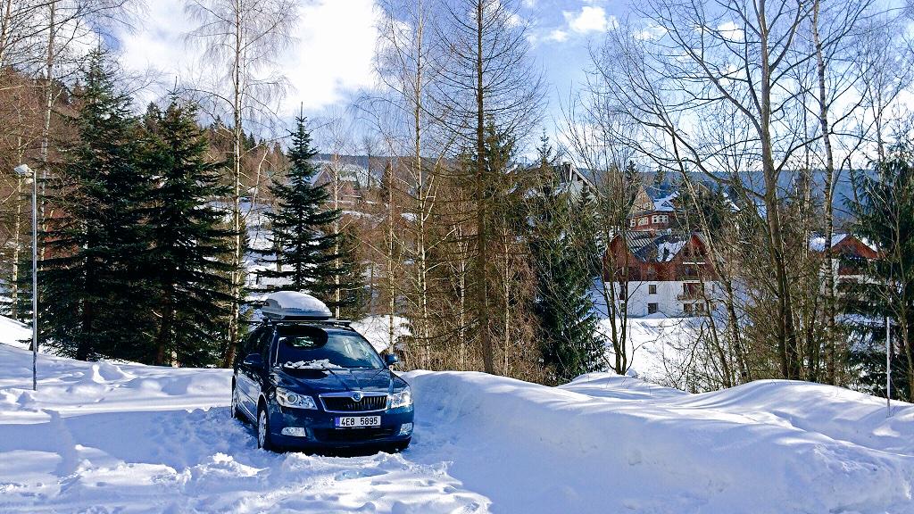 pavelkubelka's tweet photo. Pozdrav ze Spindlu ❄️⛄️
#octaviacombi @skodacz #skoda #spindleruvmlyn #zima2015 #thule http://t.co/1Qtcp9Wi9t