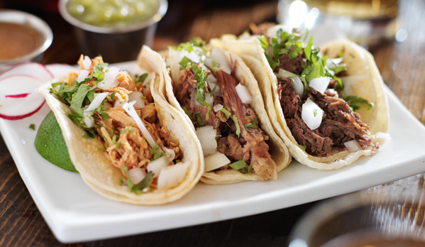 EatThisNotThat's tweet photo. Steer clear of a 1000 calorie disaster with the diet experts’ favorite Chipotle orders: http://t.co/NtwOMFhPH0 http://t.co/xND6iUyvwe