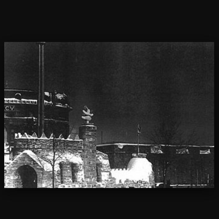 LeCarnaval_QC's tweet photo. La transformation entre le premier palais de glace en 1955 et la glace du palias de cette année. http://t.co/FaX3XnwQc1