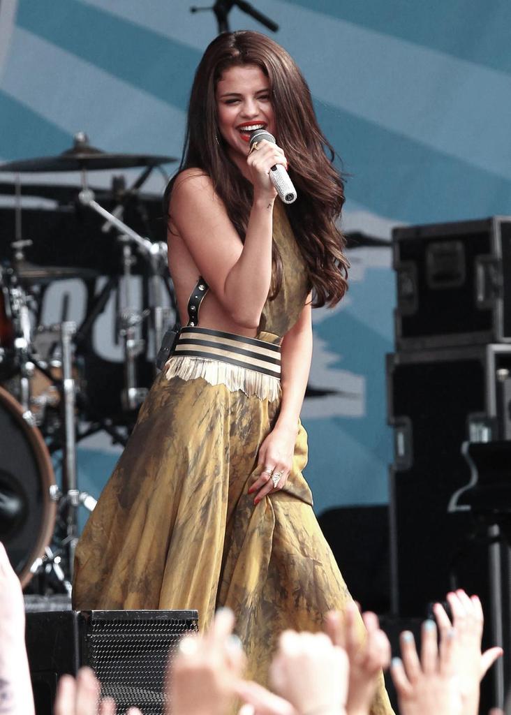 gomezdrugselly's tweet photo. Queen #BestFanArmy #Selenators #iHeartAwards http://t.co/r9oyLJhzR5
