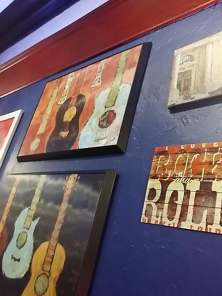 MonkeyTaleMedia's tweet image. Grabbin a bite in #downtownftmyers during #artwalk :)