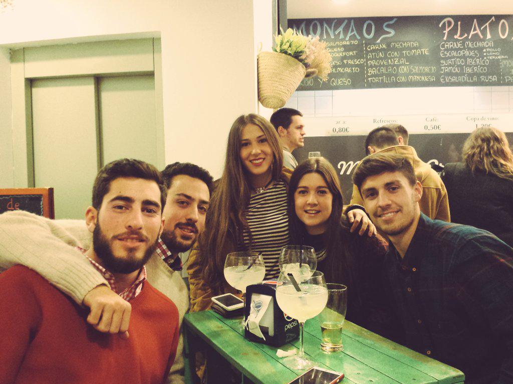 albaagaarcia's tweet photo. Oleee quee oleee 🙊 @luuciamartinez @Salvic95 @FraanPerea @Flope_Fdez http://t.co/0zxgrrM90v