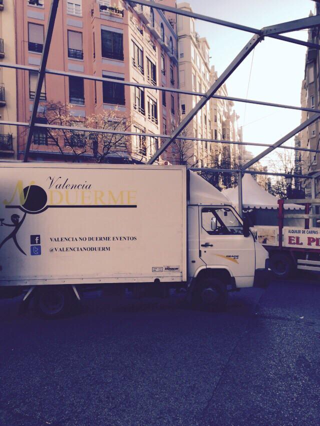 valencianoduerm's tweet image. #FALLAS2015 montando carpa y escenario en @FallaCiscar  #Laliamos