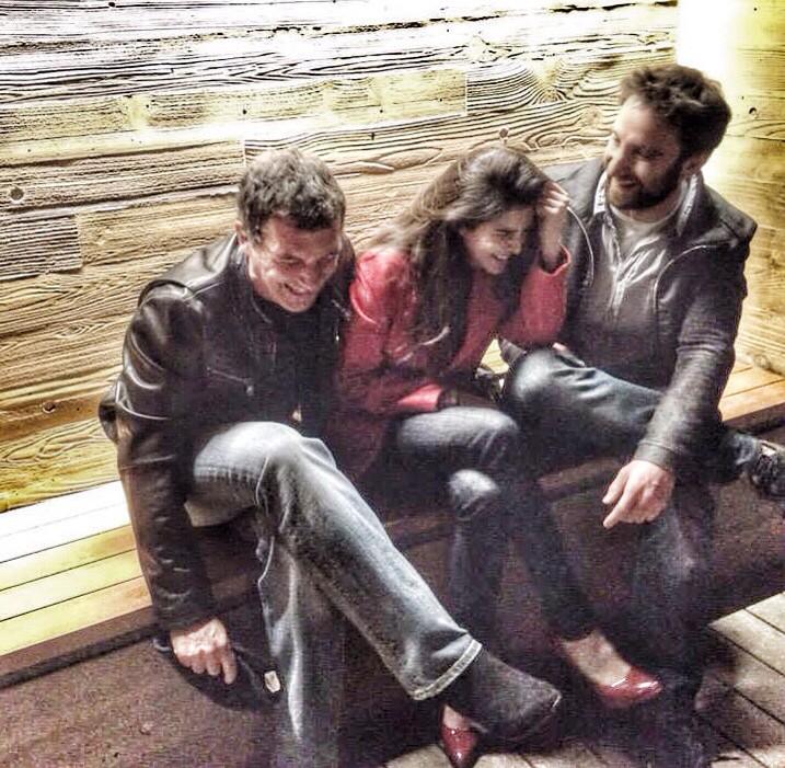 ClaraLago1's tweet photo. Celebrando los 25!! 💃💃👏🍷
@DANIROVIRA @antoniobanderas #muyfandelosboquerones #ole #vivalarisoterapiayelvinotinto http://t.co/3CV5eJTnwB
