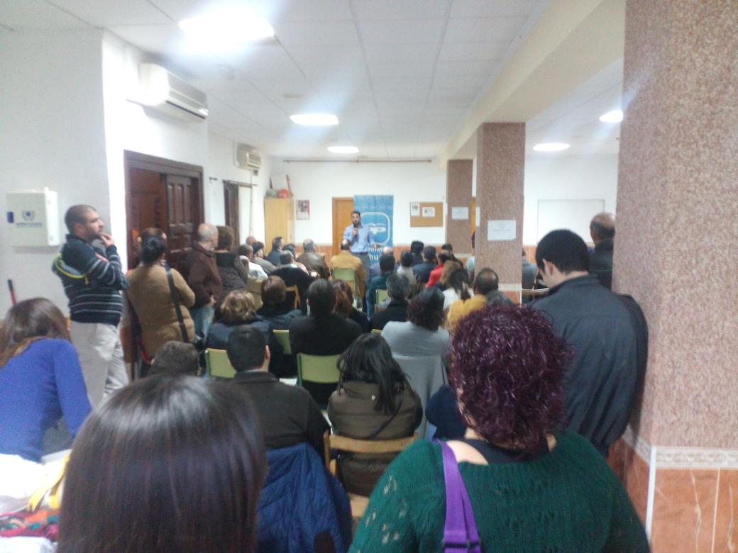 PPOrihuela's tweet photo. @AparicioDamaso se reúne con los vecinos del Rabaloche. Y presenta sus propuestas para el barrio. http://t.co/5G9YX1v9Ic