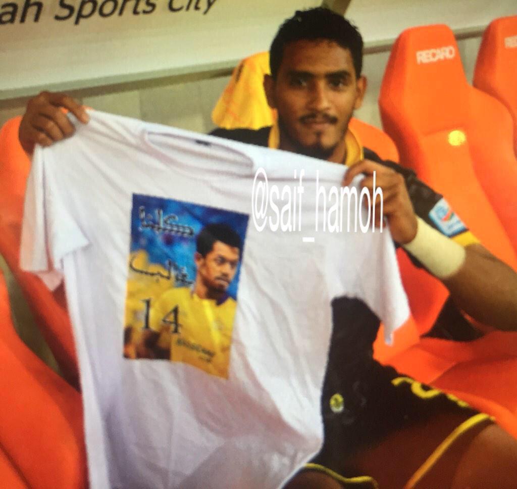 3sheghal3almi's tweet photo. حارس #الاتحاد فواز القرني يرفع تيشرت يتحمد لابراهيم غالب بالسلامه 

غالب ملكت حب الكل باخلاقك ونجوميتك❤️
#النصر http://t.co/c1j6oSLMf5