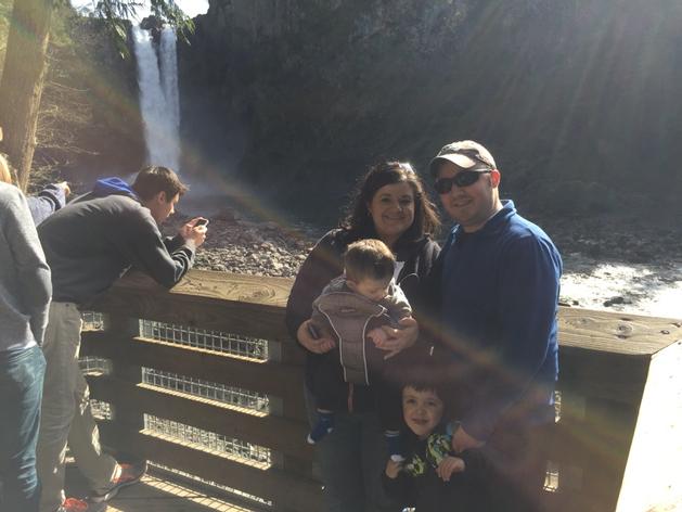 Jason371Perry's tweet photo. Great day at Snoqualmie falls with the family! http://t.co/RtQxpnKc6g