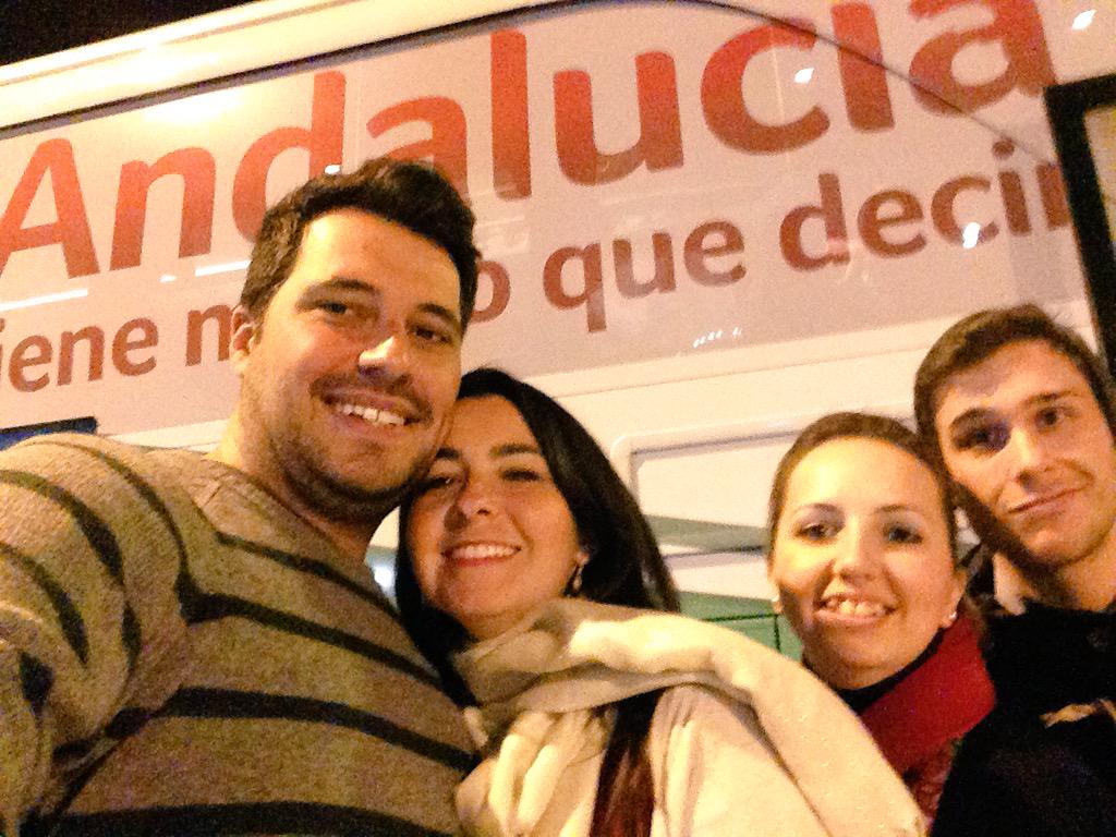 FranRubioMolina's tweet photo. Disfrutando de la #CampanaElectoral #JsaSevilla #YoConSusana cc @rocio_rf88 http://t.co/XkoTzOHfCc