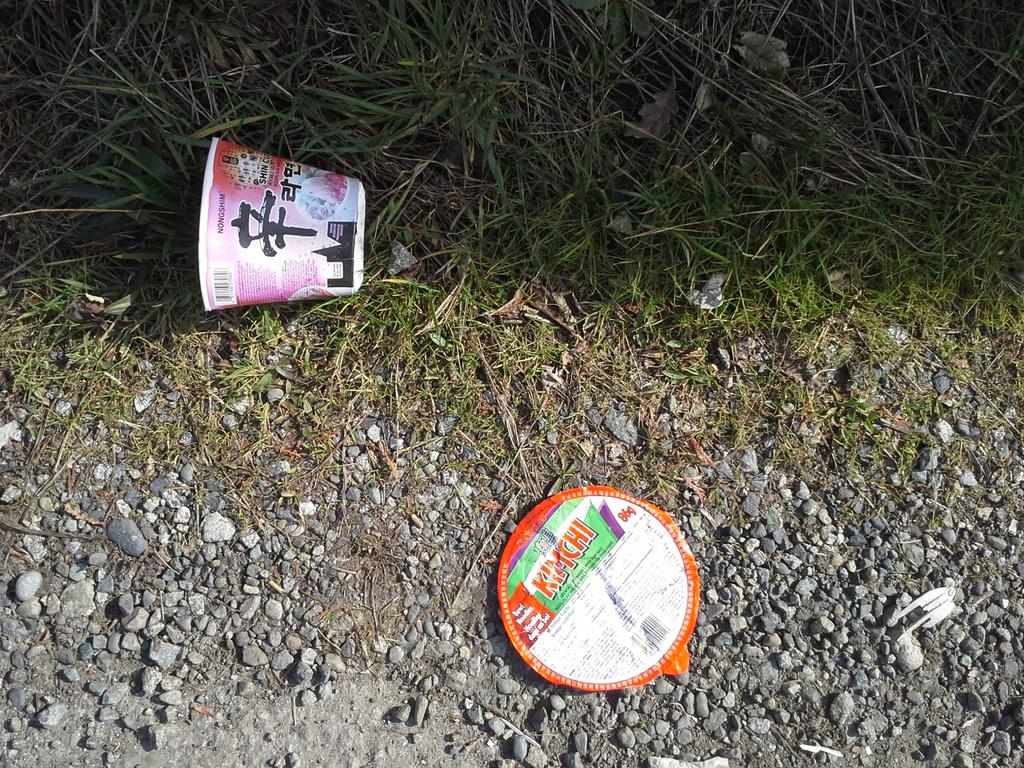 constablestokes's tweet photo. .@hamberstuco @HamberAthletics @HamberPAC I'm #disappointed our students littering in their own neighbourhood #stoked http://t.co/5RvVbQDIcP