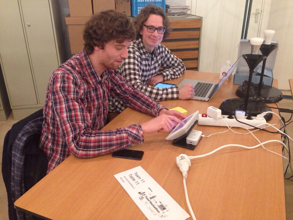 Eneco's tweet photo. De teams zijn begonnen met hun ideeën voor Toon. Dit gaat een lange nacht worden! #toonopen #toonhackathon http://t.co/wswqMOkTHS