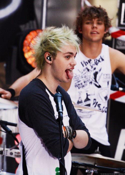 Michael_sexg0d's tweet photo. Hey! I'm Michael! I'm new but not new to rp. Im quite the cuddler and I like to play hard on my guitar or on you rt? http://t.co/wZx8LUQDXE