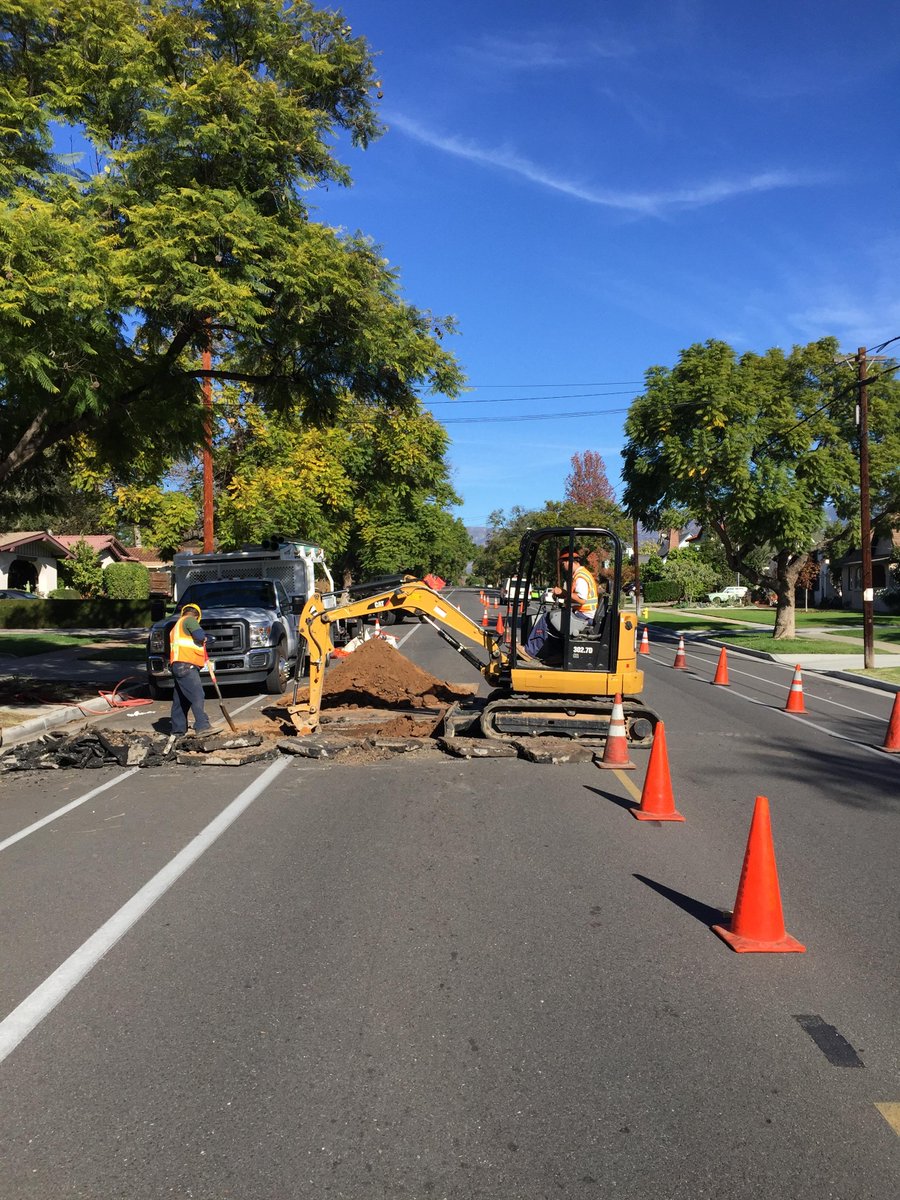 drainmasterLA's tweet image. Working while trying to control traffic sucks!