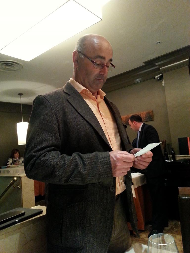 Fernando ya está preparado para explicarle los vinos a los asistentes