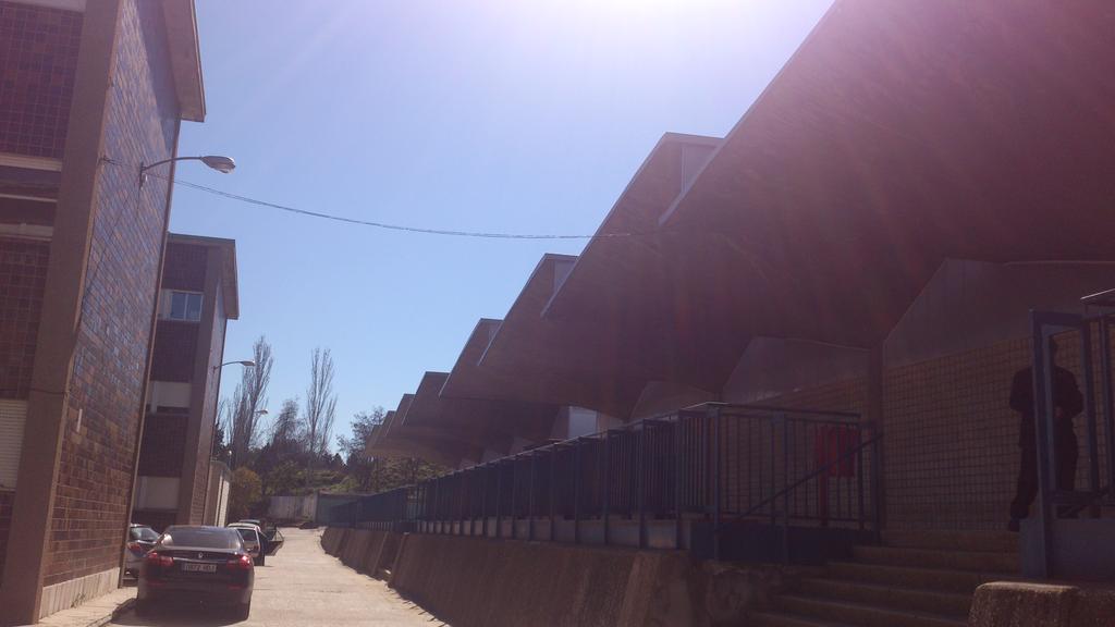 CristinArquitec's tweet photo. Ojalá todos los edificios hablarán así con el cielo #ColegioCristoReyValladolid #Feduchi http://t.co/lPYLsi2FI5