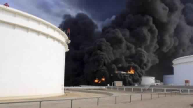 Le360fr's tweet photo. #Daach incendie les champs pétroliers Libyens
http://t.co/pkxKFIYqT1 http://t.co/YDRympGJAQ