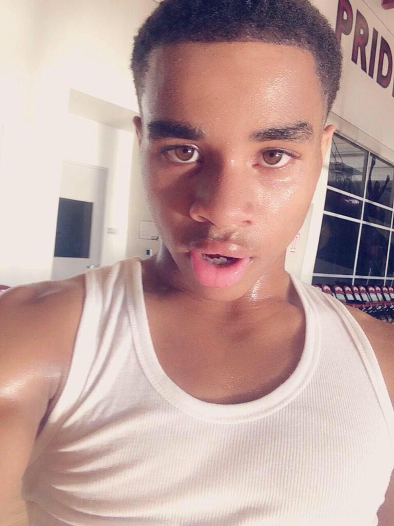freesh_princee's tweet photo. 👀🏀 http://t.co/TN9GjqntNA