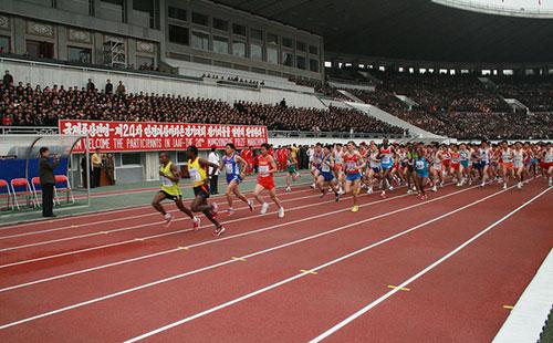 North Korea has reversed its decision to bar foreigners from entering the marathon: bit.ly/1Kz69Ng