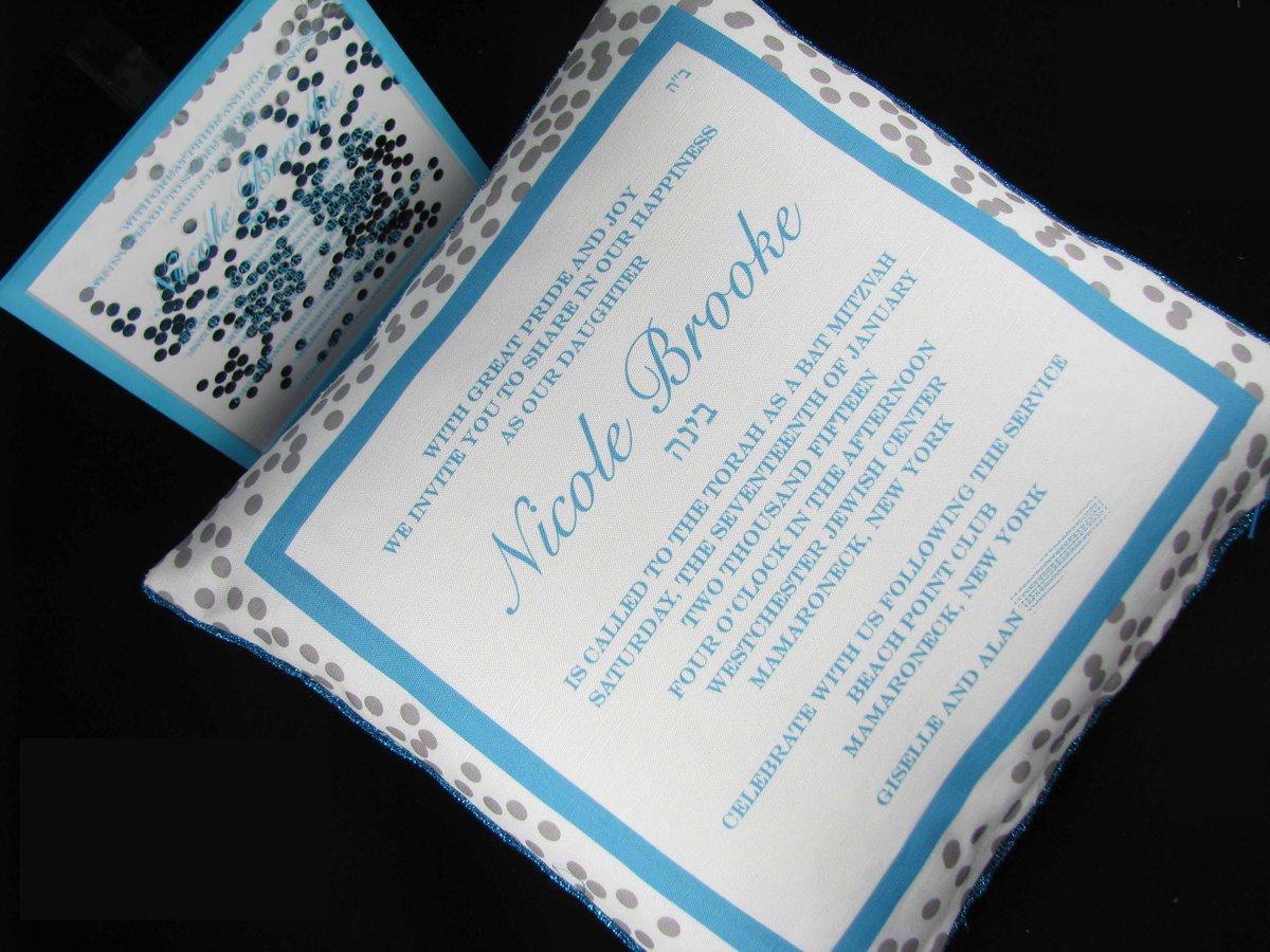 A 3D invite with floating silver circles all over? See what we did!   thepiecedpalette.com/nicolesfloatin…
