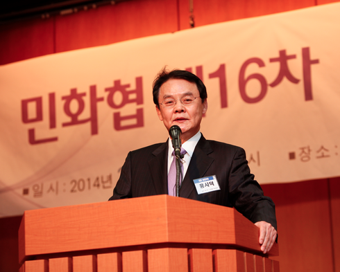thekoreanews's tweet photo. "@yoji0802: 민화협이 졸지 종북으로 몰리니 상임 대표인 친박 홍사덕이 곧바로 사표 던지고 줄행랑. 여보세요! 그만 둘땐 두더라도 당신 회원이 저지른 테러 마무리는 짓고 그만 두셔야죠? 네??" http://t.co/dU6oNwOlFj
