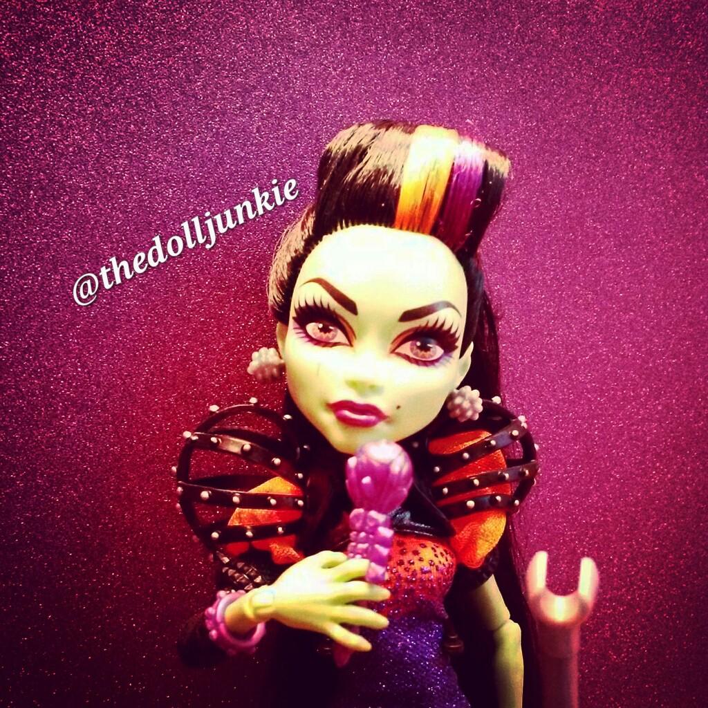 TheDollJunkie's tweet photo. "I cast a spell on you, too make you mine " 🎤 💖 #MONSTERHIGH #dollphotography #dollcollecting #Castafierce http://t.co/WtxSpGJgnL