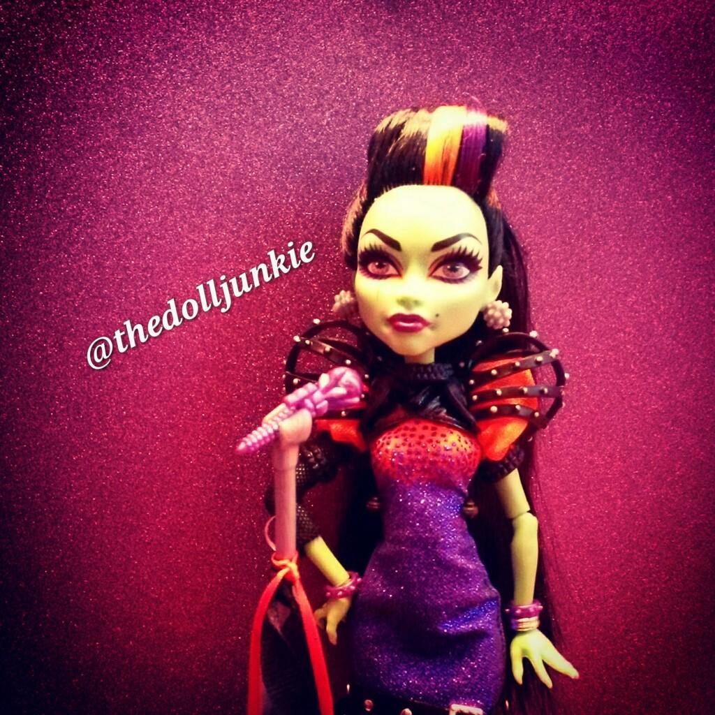 TheDollJunkie's tweet photo. "I cast a spell on you, too make you mine " 🎤 💖 #MONSTERHIGH #dollphotography #dollcollecting #Castafierce http://t.co/WtxSpGJgnL