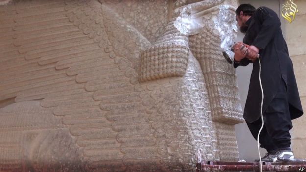 bbcmundo's tweet photo. Cómo Estado Islámico está arrasando la ciudad histórica de Nimrud en Irak http://t.co/2KzefvXTeC http://t.co/FlF8l8oTEo