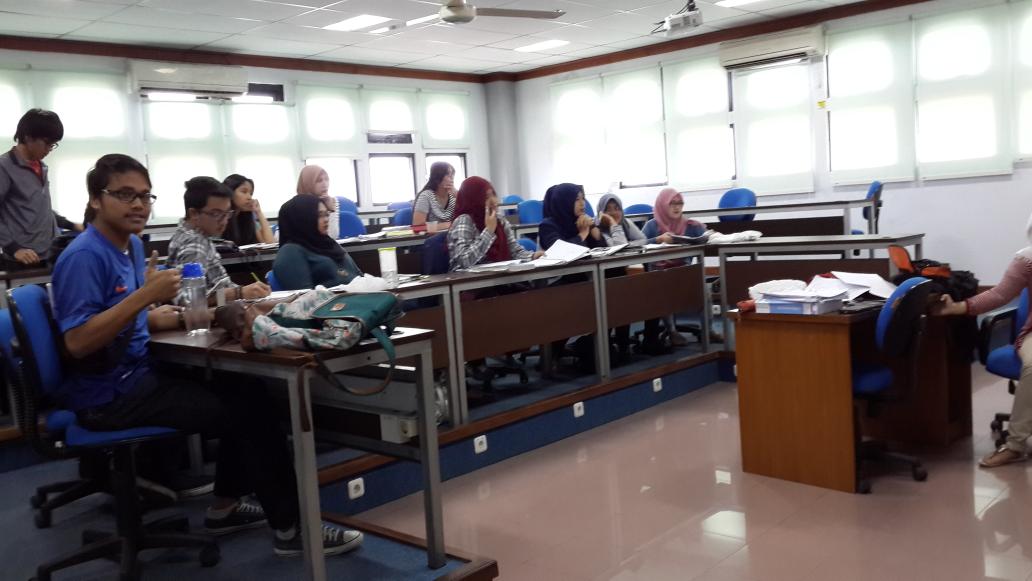 IBS_TU's tweet photo. The condition in 4C class now! Tutorial Business Statistic by Raihan H Dirgantara &amp; Kenang Kana . Goodluck adik2!😸😸 http://t.co/fzLNJbY5hc