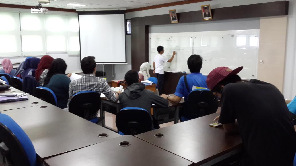 IBS_TU's tweet photo. The condition in 4C class now! Tutorial Business Statistic by Raihan H Dirgantara &amp; Kenang Kana . Goodluck adik2!😸😸 http://t.co/fzLNJbY5hc