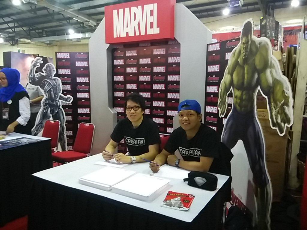 Ada <a href="/ChrisLieCaravan/">Chris Lie</a> dan <a href="/afifryan/">afif numbo</a> di booth Marvel. Kalian bisa rikues sketch karakter Marvel di sini. free!