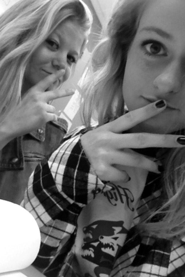 AshlynnHenders7's tweet photo. hey loren 💕👭 #Since5th http://t.co/bURGedyA3M