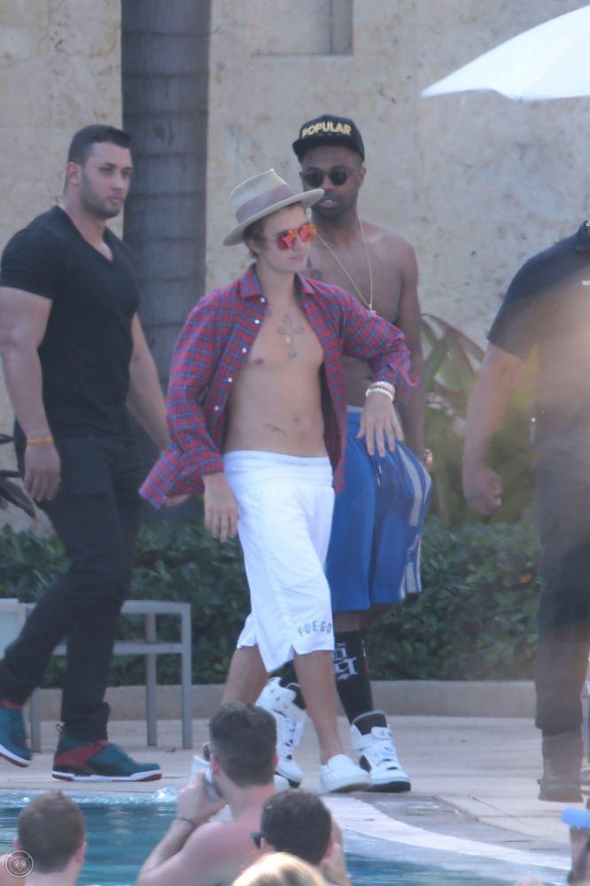 harmonybiebr's tweet image. Não consegue ser normal nem andando #askbelieber