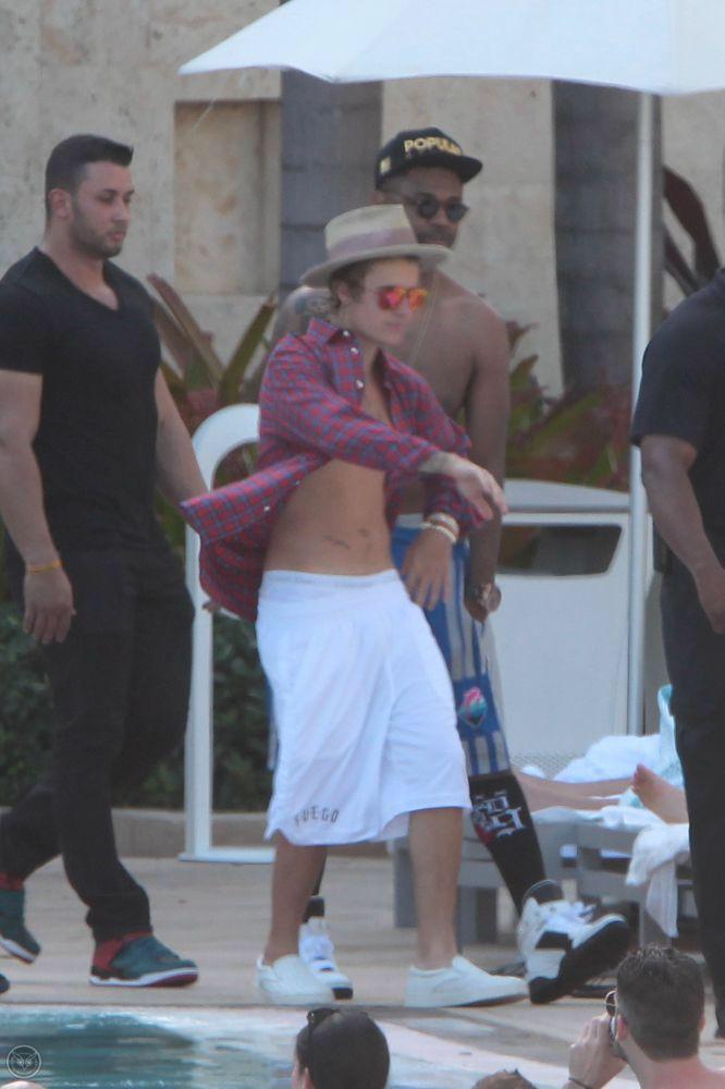 harmonybiebr's tweet image. Não consegue ser normal nem andando #askbelieber