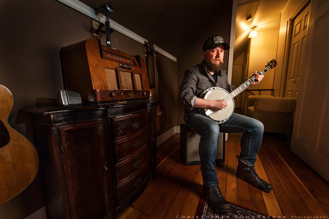 EdmonstonePhoto's tweet photo. Super happy to have @Dunnerradio chief banjo strummer for @washboardunion in my #artistathome #portrait #Vancouver http://t.co/mIfzoB1aBS