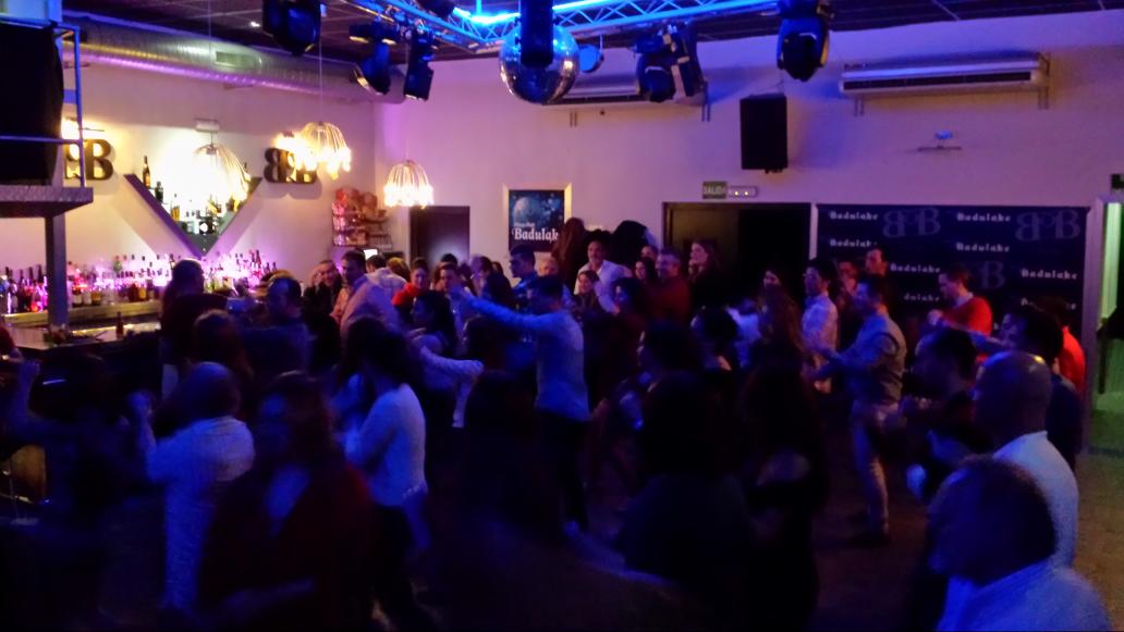Badulake10's tweet photo. VIERNES ESPECIALES GRACIAS AL AMBIENTE LATINO... http://t.co/gOfNhwGXwb