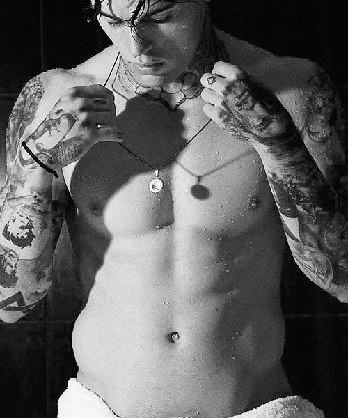 RothwellRoman's tweet photo. RT para darme a conocer y te prometo que te espero en TU ducha.
;) http://t.co/94NAby2eo4