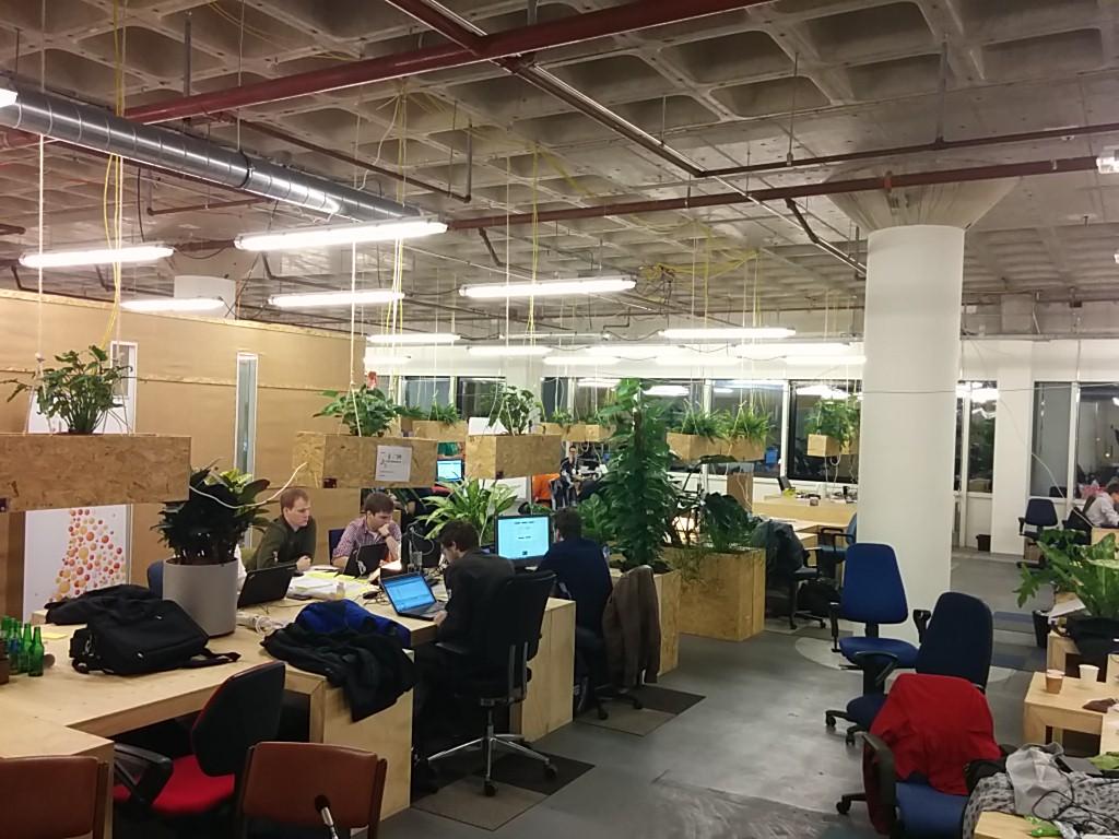 IxTwits's tweet photo. Wauw, dit zijn die-hards zeg. 01:46, still going strong. #toonopen #eneco #toon http://t.co/fSo563xeWu