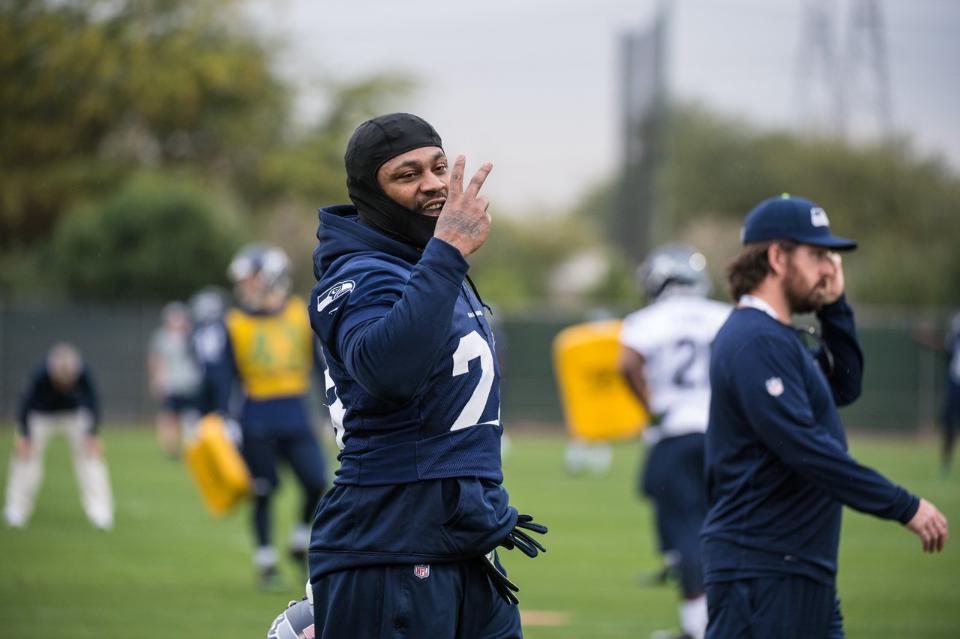 Seahawks sign RB <a href="/MoneyLynch/">Marshawn Lynch</a> to 2-year extension through 2017 season. [shwks.com/jvd4]

#BeastIsBack