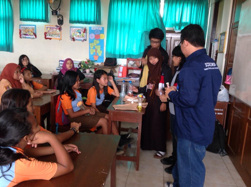 pos Massa Jenis, disini adek adek SD bulukantil melakukan percobaan tentang massa jenis gituuu