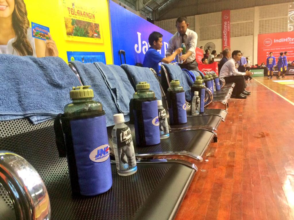 LMen's tweet photo. Good Luck! RT @bandungutama: @LMen water supports us on court! #ROARRDAY #PrungGeuraTarung http://t.co/VwBAVde20g