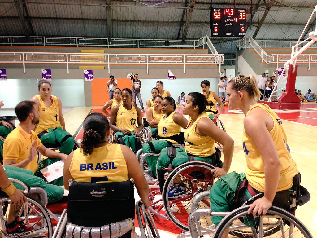 FedesirCol's tweet photo. Final del partido, Brasil se lleva el Oro y Argentina la Plata #BRA 52 #ARG33 ambos rumbo a @TO2015_es http://t.co/vOCoH1jtOE