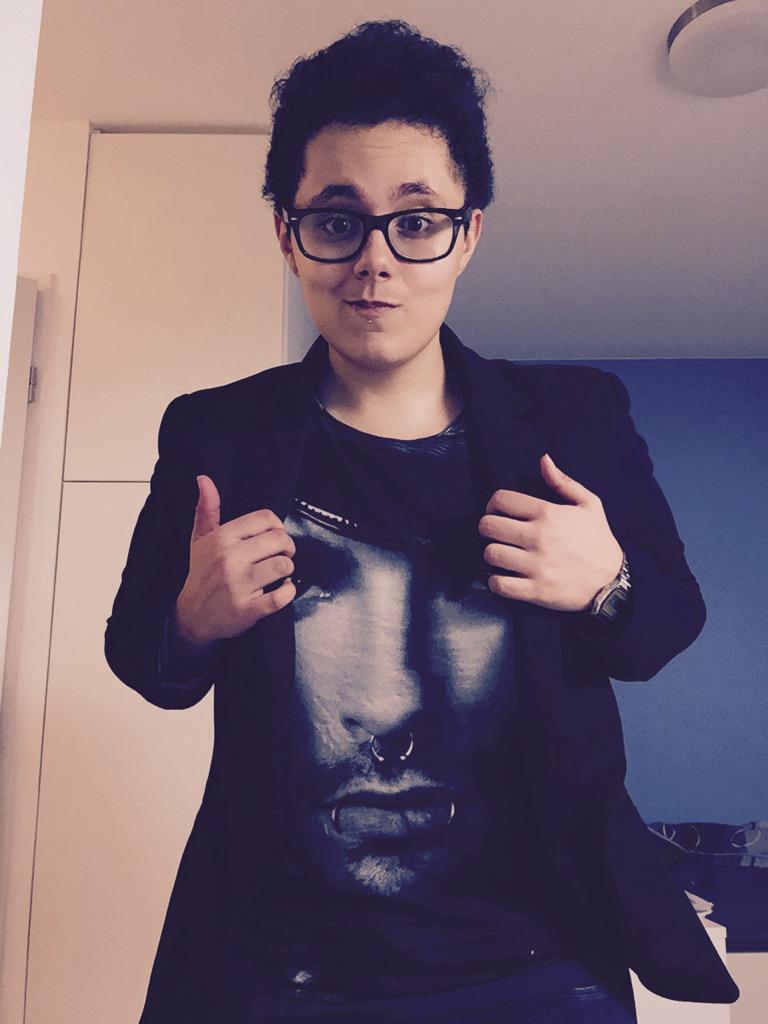 jesuisaleksien's tweet photo. My outfit for @tokiohotel in Paris ! #4daystowait #tokiohotel #FeelItAllWorldTour2015 #tokiohotelmerch ❤️❤️❤️😭😍 http://t.co/uisuGivIDo