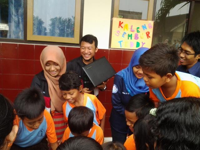 Pos kaleng sembuur, minta colanya doong kaaak...