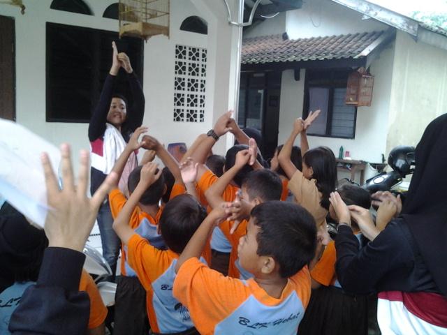 Belajar cuci tangan yg benar sama kakak kakak <a href="/scophUNS/">SCOPH CIMSA UNS</a> . Udah bener belum nih kak?