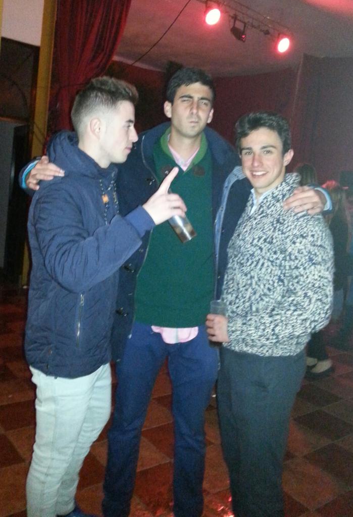 andresgutir_'s tweet photo. La última y nos vamos @diego_rosso7 @FranReviriego1 http://t.co/v4hB6LnEpP