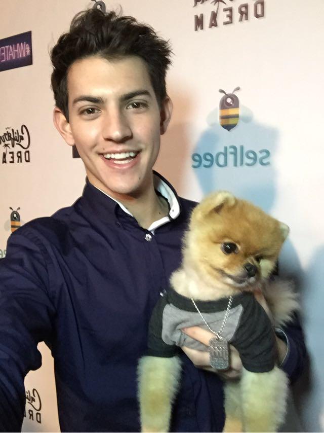 selfbeeapp's tweet photo. Hanging with my buddy Jiff #beeyourself #dailychallenge - taken with Selfbee App by Nickhissom http://t.co/5QQmIjVqCe